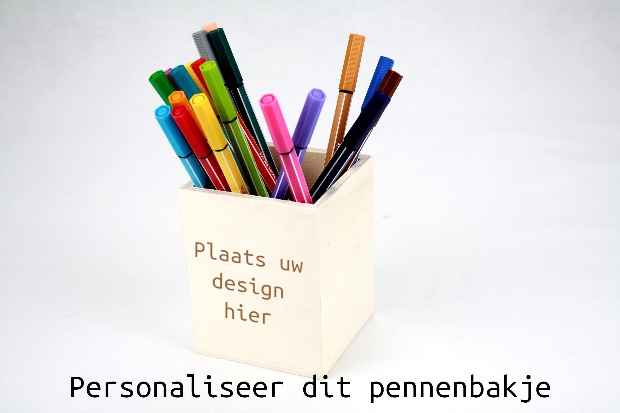 Een houten pennenbakje gepersonaliseerd met uw eigen ontwerp of logo. bakje voor potloden en pennen.