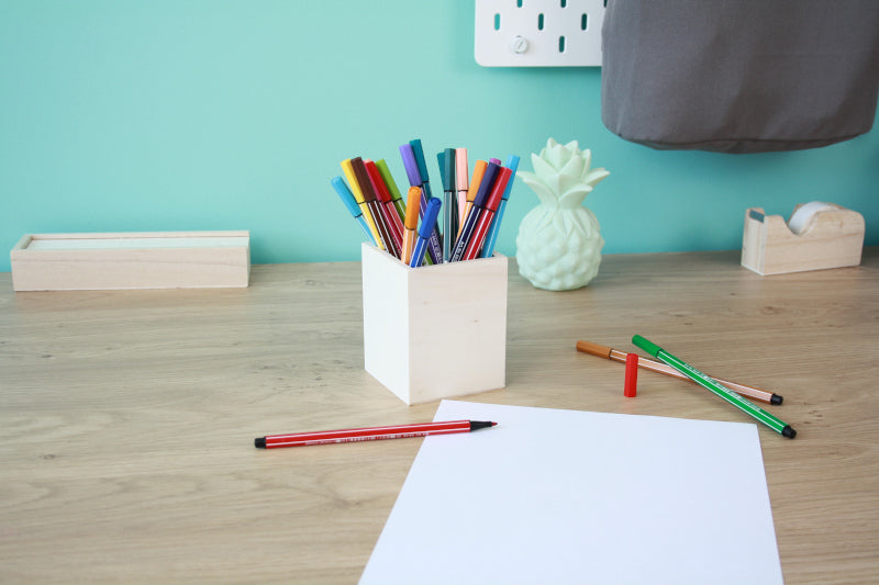 Een houten pennenbakje gepersonaliseerd met uw eigen ontwerp of logo. bakje voor potloden en pennen.