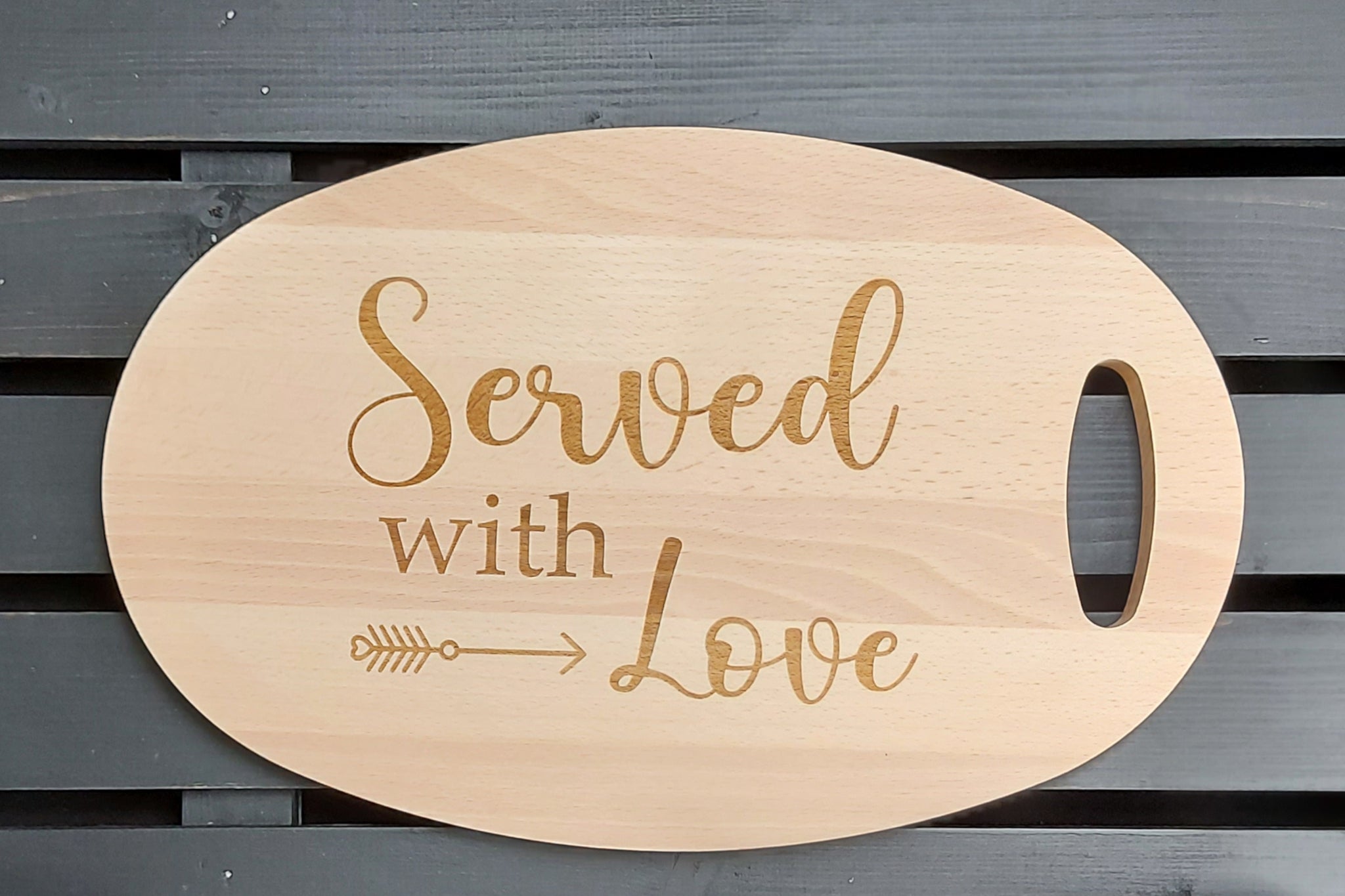 Beuken houten ovalen tapasplank, snijplank, serveerplank. Snijplank handgemaak. Afgewerkt met gravure van 'Served with love'.