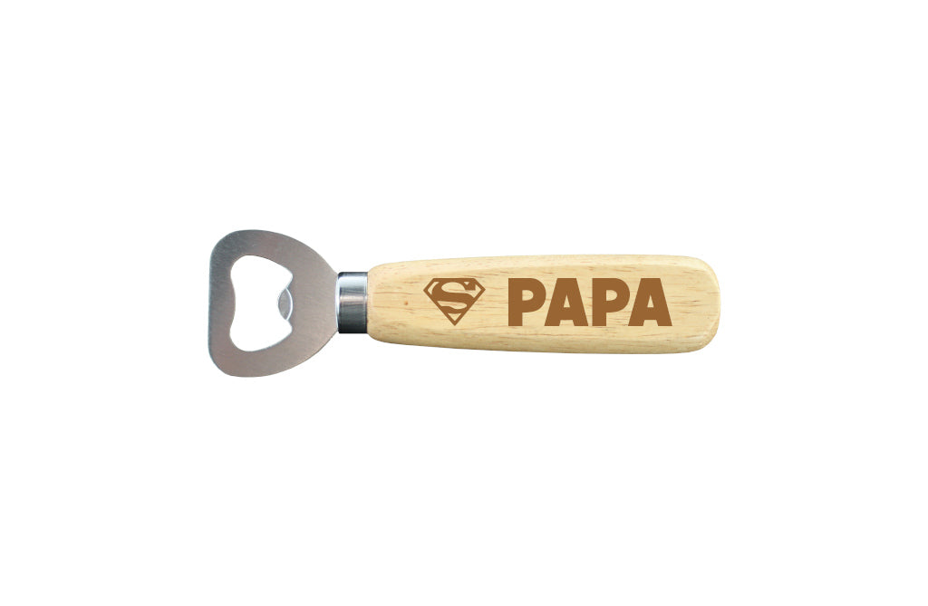 BBQ plank en houten flessenopener. BBQ snijplank met gravure 'Everybody chill dad is on the grill' en flessenopener met gravure 'Super papa'. Cadeau voor vaderdag. Stoer papa cadeau.