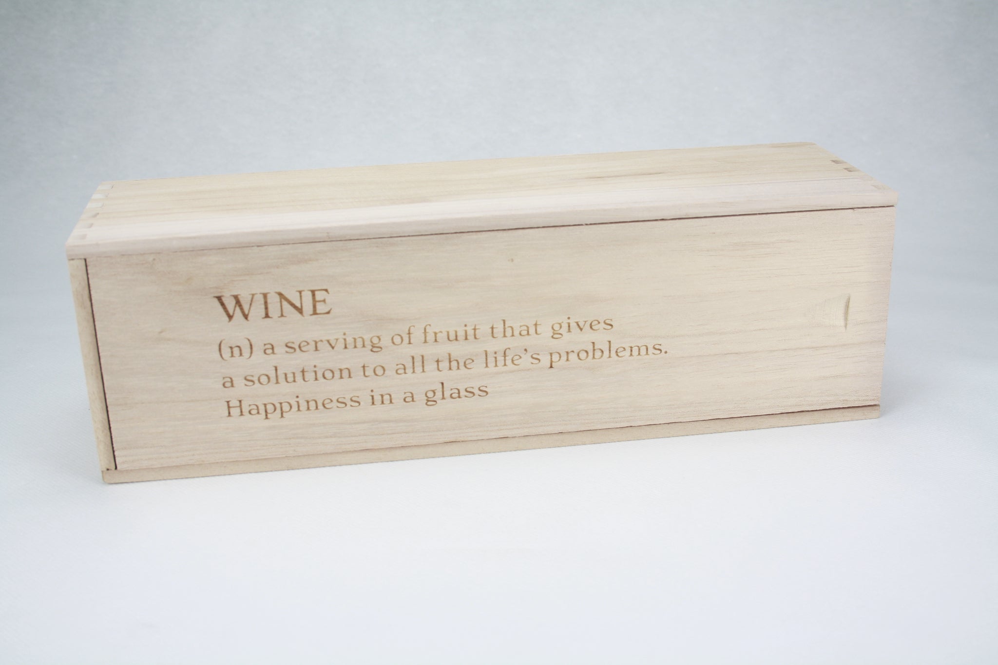 Houten wijnkist met schuifdeksel. Gegraveerd met leuke quote of tekst. 'wine a serving of fruit that gives a solution to all the life's problems. Happyness in a glass' quote. 