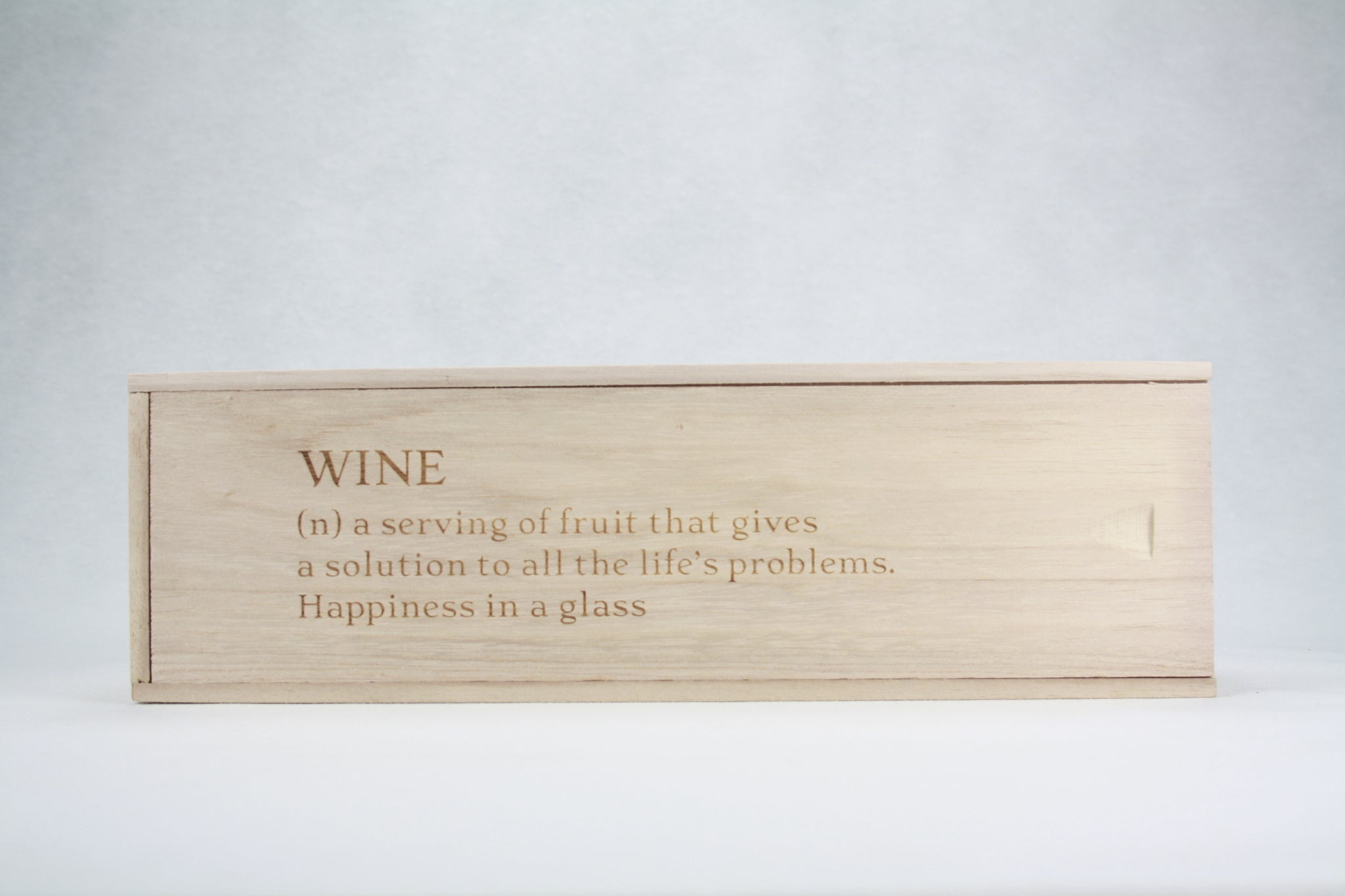 Houten wijnkist met schuifdeksel. Gegraveerd met leuke quote of tekst. 'wine a serving of fruit that gives a solution to all the life's problems. Happyness in a glass' quote.