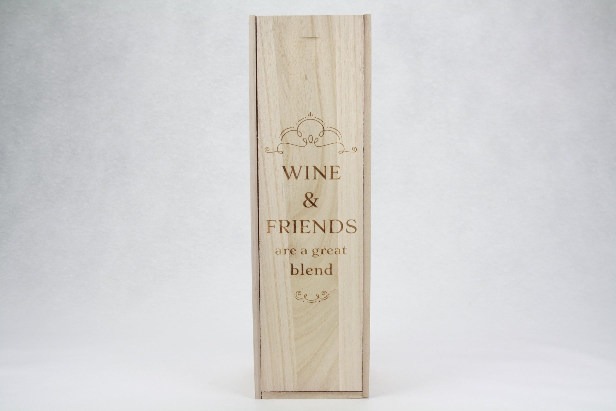 Houten wijnkist met schuifdeksel. Gegraveerd met leuke quote of tekst. 'Wine & friends are a great blend' quote.