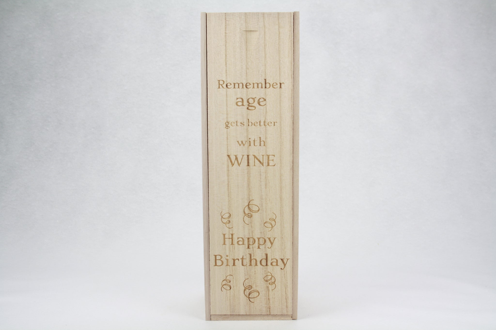Houten wijnkist met schuifdeksel. Gegraveerd met leuke verjaardags quote of tekst. 'Remember age gets better with wine, Happy Birthday' quote.