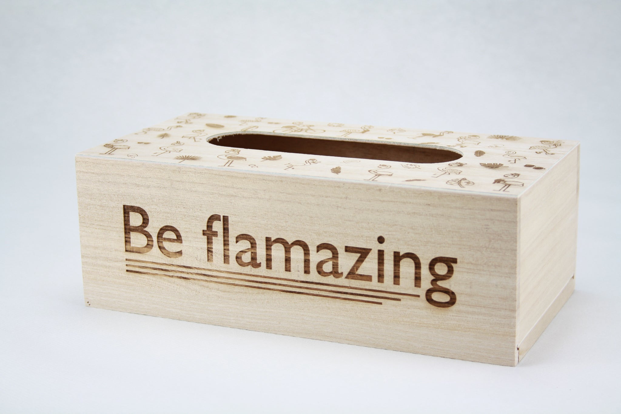 Een houten zakdoekdoos met een gegraveerde afbeeldingen van flamingo's erop. Gravure tekst 'Be flamazing'.